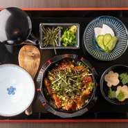 メイン食材は、水質・環境・エサ、すべての要素にこだわった「ニホンウナギ」。養鰻場からその時々で最も品質の良い鰻を厳選。最先端の品質管理能力を持つ加工場の厳しい検査を通過した鰻のみを使用しています。