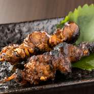 希少な鰻の肝を特製タレに絡めた串焼き。少しほろ苦さのある肝とタレの旨みで、お酒の進む逸品です。食べ応えもたっぷり。あと1品欲しいときにもオススメできるメニューです。