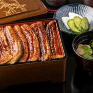 大正12年創業という深い歴史を持つ、徳島県の老舗醤油醸造所と共同開発したこだわりのタレ。高温で焼いた鰻の頭や骨をじっくり煮込むことで、豊かなコクをプラス。あっさりベースで鰻とも相性抜群です。