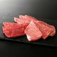 厳選した黒毛和牛バラをお安く提供しています。サシの綺麗に入った肉は甘みがあり、秘伝のタレで食べると絶品！