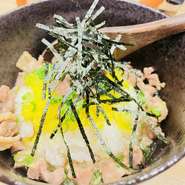 農家のミルキークイーンを使用し、甘みを加えた鶏出汁をぶっかけて食べていただきます。刻んだたくあんとネギ、刻み海苔が良いアクセントに。絶品です。