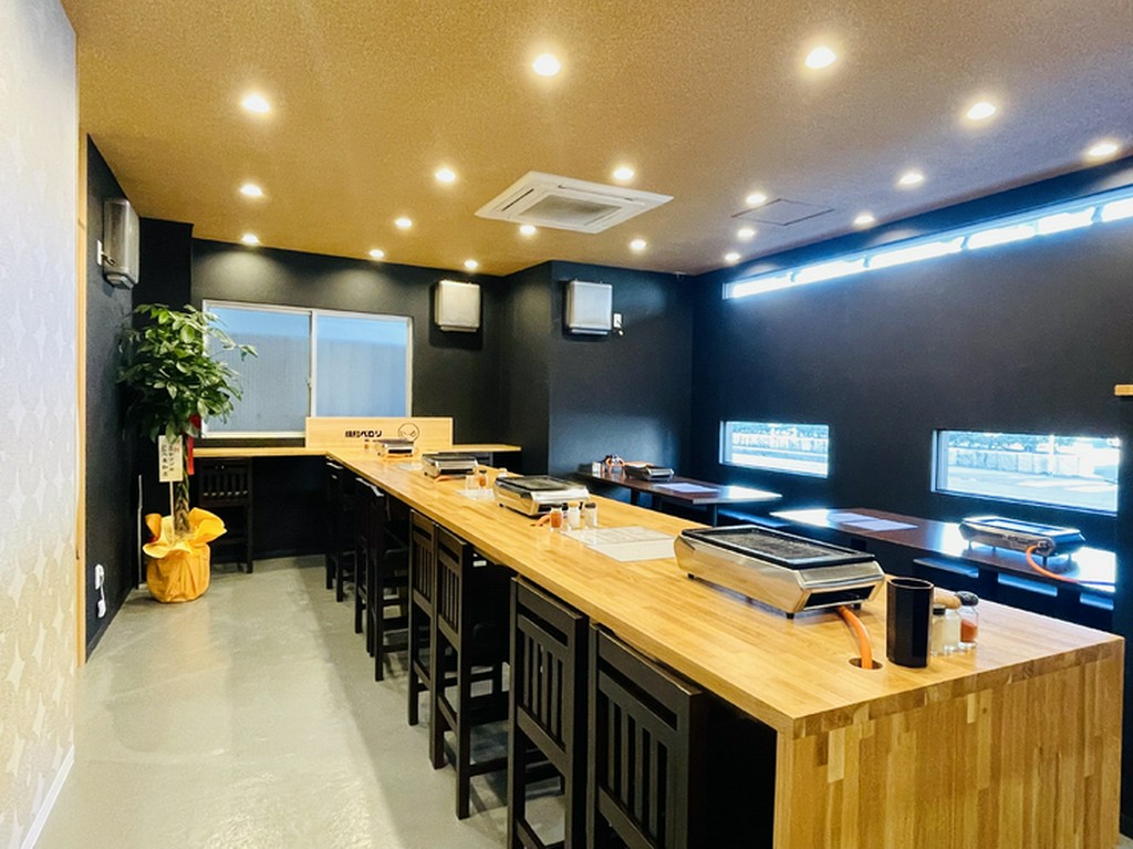 カウンター4名席×4、テーブル6名席×２