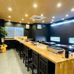 カウンター4名席×4、テーブル6名席×２