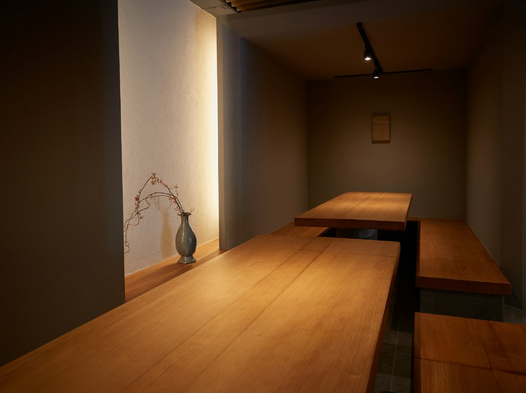 数々の絶品の蟹料理を、和モダンな空間で食す