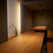 接待や商談などにふさわしい半個室のテーブル席、自然に会話が弾みやすいカウンター席など、和を基調に設えられている店内。木や漆喰の壁など、ほっと心が安らげるような温もりに包まれています。
