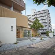 多くの店が並ぶおもろまち。その一角にありながらも喧噪を忘れさせてくれる気品のある佇まいが目印です。半個室は隣席を気にせず会話も食事も満喫できる場所。厳選された蟹を多彩な調理法で味わえる専門店です。