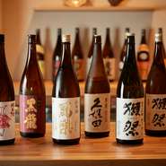 選りすぐりの日本酒が蟹とのペアリングを華やかに彩り、豊かなハーモニーを生み出してくれます。ラインナップはいずれも人気が高く希少な銘柄ばかり。料理にもお酒にも和の心意気を存分に感じられます。