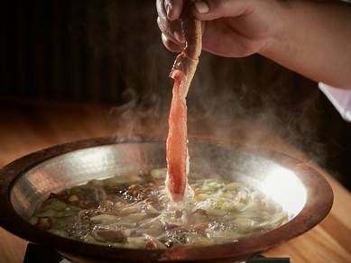 吟味を重ねた新鮮な蟹を存分に味わい尽くす、贅沢な宴席