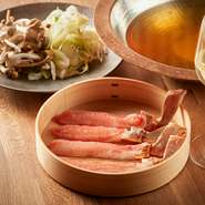 鮮度抜群の蟹を、特製のだしにくぐらせていただきます。蟹の味を引き立てるよう考案されており、その繊細な味わいは格別の旨み。まずは野菜でだしに深みを持たせた後、蟹を入れることで至福の美味が生まれます。