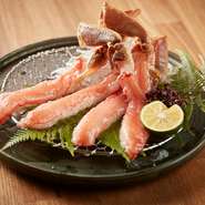 蟹を旨みをダイレクトに堪能できるベストな一皿です。みずみずしく、ぷりっとした食感を楽しめるのは、刺身ならではの醍醐味。足を運んだからにはぜひオーダーしたいメニューです。