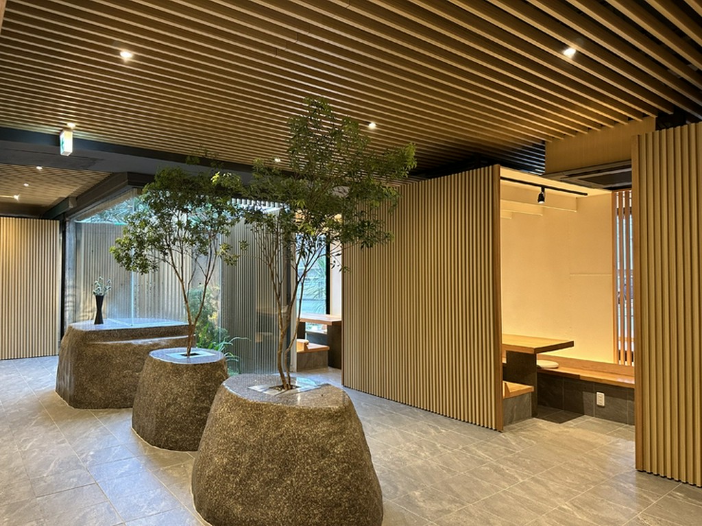 ゆったりとした時間を過ごせるテーブル席