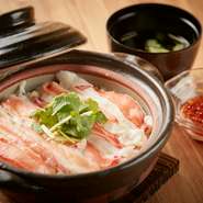 衝撃が走るほどの香りに食欲がそそられる〆の逸品。蟹の魅力が高まる火入れ具合にもこだわっています。しっかりとご飯と蟹を混ぜていただくのがポイント。混ざることで蟹とご飯の甘みを存分に味わえます。
