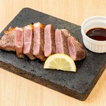 きめ細やかな肉質と濃厚な旨みが特長の黒毛和牛。溶岩石の遠赤外線で、外は香ばしく中はジューシーに焼き上げます。