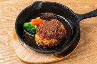 ジューシーさ際立つ黒豚ハンバーグ。