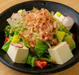 自家製豆腐を贅沢に使った、香ばしいごまサラダ。
ハーフ638円