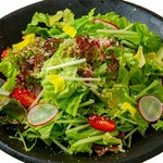 たっぷりチーズで食べ応えのあるシーザーサラダ。
ハーフ638円