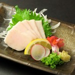 【白身（たてがみ）】
首のたてがみ部分で、脂の旨みが濃厚で赤身と一緒に食べると絶品。