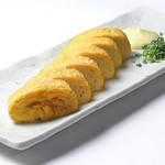 ふっくらジューシーに仕上げた自慢のたまご焼き。ほっとする甘さが、お酒のお供にもぴったり！