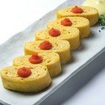 こだわりの鹿児島鶏卵を使ったたまご焼きに、明太子の旨みをプラス。ふっくらとした食感にアクセントが光ります。