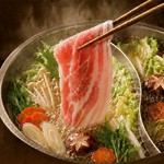 おすすめ
やわらかくジューシーな鹿児島産黒豚を、特製の出汁でさっとしゃぶしゃぶ。口の中で広がる旨みと甘みを、旬の野菜と共にお楽しみください。
※二人前からの注文になります。