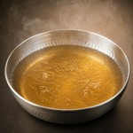 削りたてのかつおが香る、王道の一番出汁。素材本来の味を引き立てる定番だし！