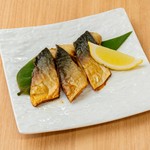 おすすめ
鹿児島名物「灰干し」は、桜島の火山灰で魚を包んで熟成させる独自の製法。ふっくらとやわらかく、旨みが凝縮された鹿児島ならではの逸品です。
