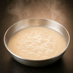 じっくり炊き出したコク深い鶏白湯。まろやかで最後まで飲み干せる一杯！