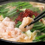 鹿児島産和牛もつを贅沢に使用。噛むほどに旨みが広がるモツと、濃厚なスープが絡み合う、心も体も温まる鍋料理です。
※二人前からの注文になります。