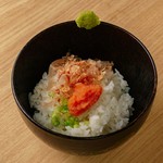 ピリッと辛い明太子を熱々のお出汁でさらりと味わう〆の一品。
