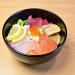 新鮮な海の幸を贅沢に盛り込んだ自慢の一杯