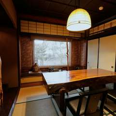 昔ながらの日本家屋。気品ある個室に人々が集い一献傾ける