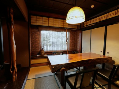 昔ながらの日本家屋。気品ある個室に人々が集い一献傾ける