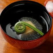 食事には、人気の『うな重』ハーフサイズが提供されます。人数や状況に応じて幅広く対応できる内容となっているため、メニューを悩まれている方にオススメしたいコースです。