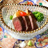 事前予約のコースであれば、炭火で焼いたステーキを楽しむことができます。ステーキに欠かせないグレービーソースは、肉汁からつくるオリジナル。味に変化をつけられるように、塩と山葵も添えています。