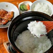 食材を選ぶには、まずは小谷野氏自身が実際に食べてみるところから始めます。その上で決定された、宮崎牛や利尻昆布。米は地元の農家の方から取り寄せ、都度精米してから使います。