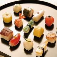 お昼はご要望に応じて天ぷらをはじめ、季節の料理をお手軽にお楽しみ頂けます。
カウンター貸切での対応になりますので4名様～
※ 尚9名様～は20名様迄対応可能な別室をご用意致します。懐石弁当も承ります