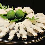 春夏「蛤・鱧」秋冬「とら河豚・蟹・すっぽん」
など季節の特別な素材を活かした伝統の日本料理や天ぷらと組み合わせたコースも人気です！