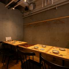 おいしい料理とお酒、楽しい会話に癒やされる空間
