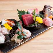 鹿児島の市場から直送の魚介を使っているので、福岡にあまりないような魚を味わえます。常時8～9種類の盛り合わせ。仕入れや季節で盛り合わせの内容が異なるのもうれしいところです。