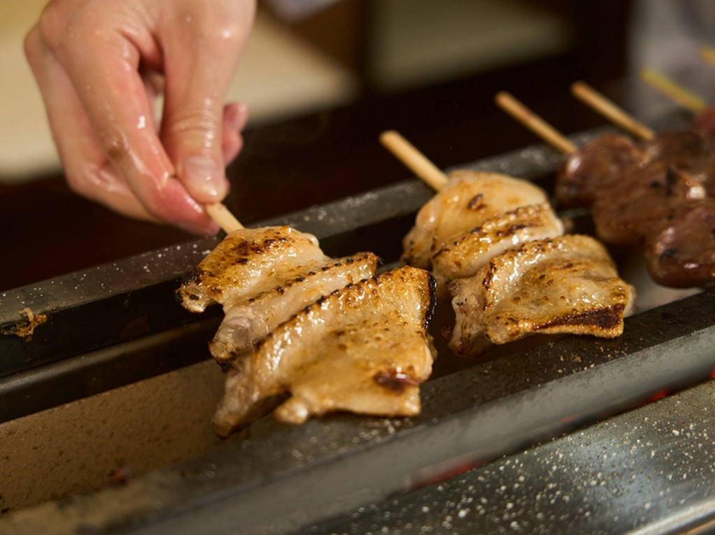 炭火で焼く焼鳥の良い香りに包まれて、二人だけのひとときを