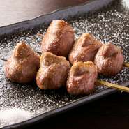 鶏の心臓にあたる部位である『ハツ』。肉が発達しているため、プリプリとした弾力のある独特の食感が特徴。ホルモンの中でも臭みが少なく、あっさりした味わいです。