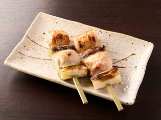 備長炭でじっくり焼き上げる看板メニュー『大山鶏のネギマ』