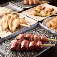 毎日、選び抜いた朝びきの鶏肉を、店で串打ちし、備長炭で炙っています。鶏肉は、鳥取県の銘柄鶏「大山鶏」を使用。抜群のうまみと噛み応えのある肉質、ジューシーな味わいが最大の特徴です。