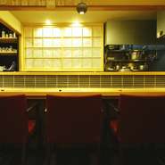6席が設けられたカウンターは、調理のライブ感や店主とのコミュニケーションも楽しめる同店の特等席。バーテンダーの経験もあるという話し上手な店主に、その日のオススメを訪ねてみて。