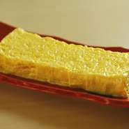 【料理屋じぃ】の代名詞ともなっているメニューが、たっぷりのだし汁と巻きあげた『だしまき玉子』。玉子3個になんと150ccものだし汁を使用しており、じゅわっとしみ出るだし汁の味わいがたまりません。