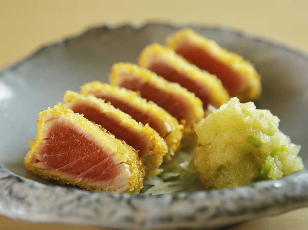 ほのかな温かさに旨み際立つ『マグロのレアカツ』