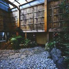 各席からも眺められる小さな庭園は、喫煙も可能な癒し空間