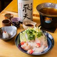 その時々にもっとも旨みを増す旬の鮮魚を存分に味わえる一品です。冬のある日は程よく脂ののったブリを風味豊かなだしにサッとくぐらせて。春は鯛、夏は鱧などが登場し、素材に合わせてだしのレシピも変わります。