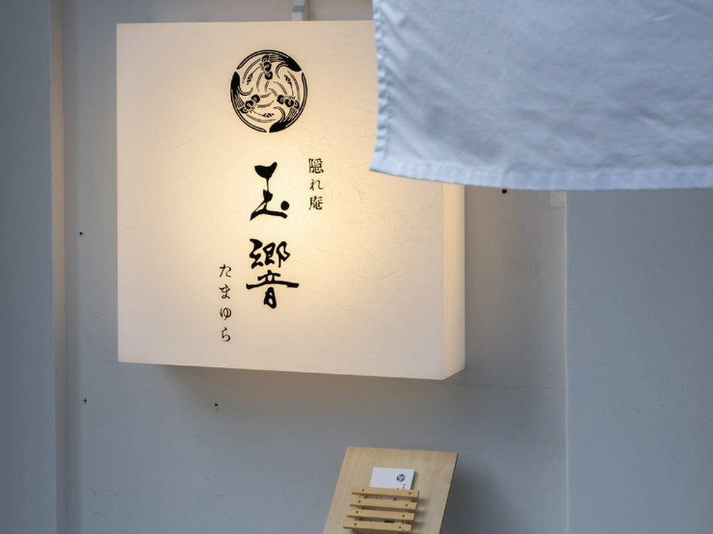 田町駅から徒歩2分。ビルの2階にひっそりと佇む大人の隠れ家	