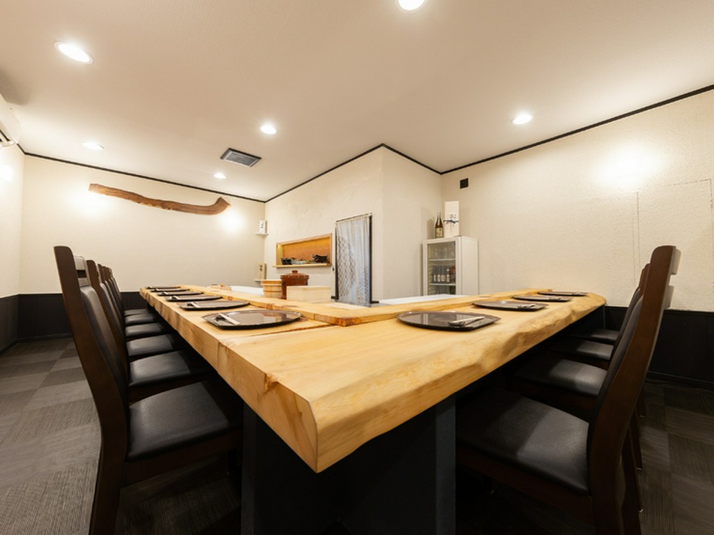 心地よいシートに身をまかせ美酒と美食に酔いしれる